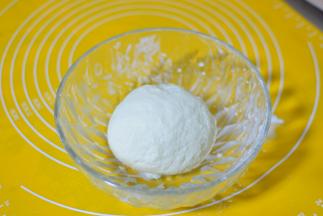 再揉成面团，盖保鲜膜醒20分钟