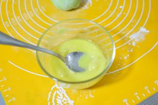 制作油酥:油加热，倒入面粉中，拌匀