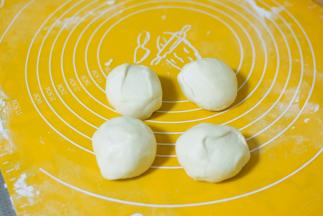 面团醒好，分成4等份