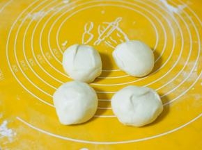 面团醒好，分成4等份