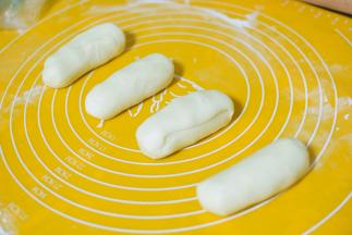 每个面团揉成圆柱体