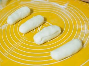 每个面团揉成圆柱体