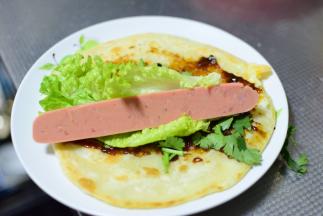 刷酱，放香菜、生菜、火腿肠