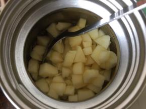 然后在焖烧罐中加入温水，放入苹果和冰糖焖半小时