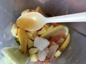 勺入蜂蜜