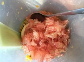 放入红心柚肉瓤