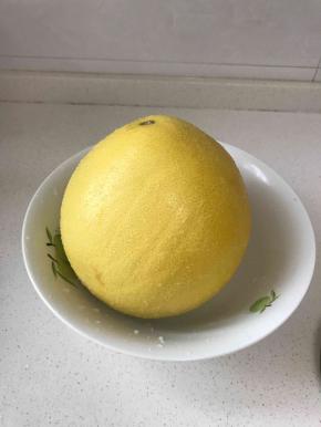 柚子用水冲洗干净，用盐干搓，多搓一会儿，把柚子表皮的腊干净