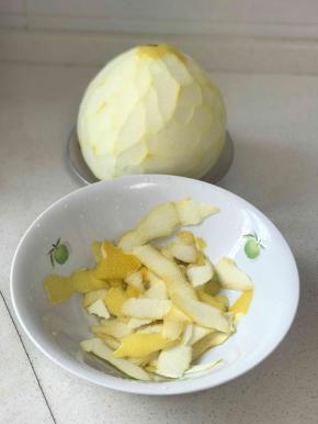 用刨子将柚子表面薄薄的一层皮刮下来，不要里面的白囊，会影响口感