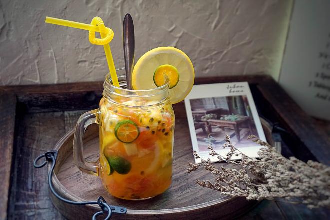 青桔柠香百香果茶