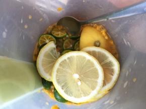 放入青桔和柠檬片