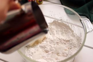 用温水加入剩下糯米粉中混合、一点点加入温水、直至揉成软硬适中的、加入熟的糯米粉是为了让面团更好的有伸展性、成品不易开裂