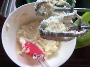 奶油奶酪加入糖粉用打蛋器搅拌均匀