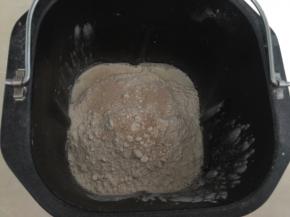 再放入高筋面粉和干酵母粉