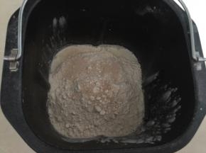 再放入高筋面粉和干酵母粉