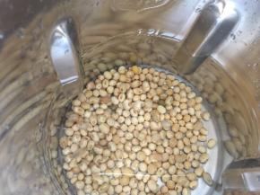 然后放入豆浆机中，加入清水