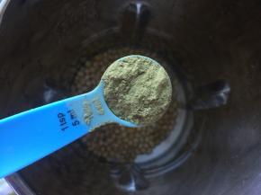 加入一茶匙抹茶粉