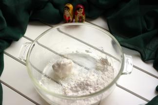 取20克糯米粉先用温水和成面团