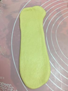 然后将面团擀成长舌状