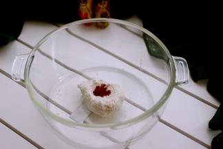 分一半面团出来加入红曲粉和成面团