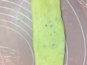 再轻轻擀成长舌状