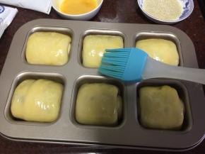 然后刷上蛋黄液