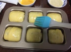 然后刷上蛋黄液