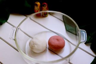 和好的面团醒发10分钟