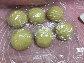 将发酵好的面团分成六等份，盖上保鲜膜静置20分钟