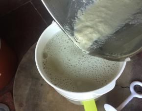 煮好的豆浆滤渣