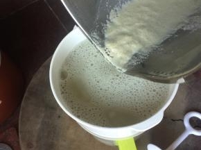 煮好的豆浆滤渣