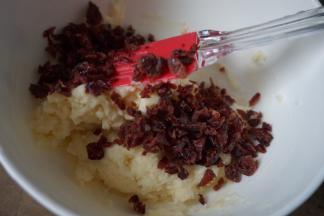 然后加入蔓越莓用刮刀搅拌均匀