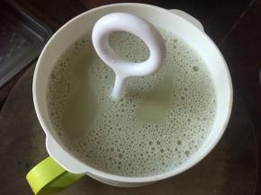 用搅拌棒压取汁液