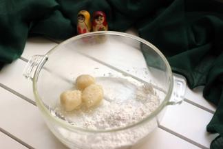 把煮熟的面团捞出沥干水分后放入糯米粉中