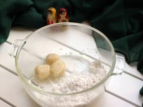 把煮熟的面团捞出沥干水分后放入糯米粉中
