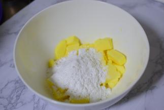 加入白糖和糖粉