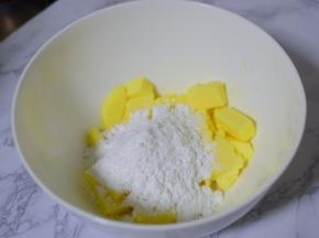 加入白糖和糖粉