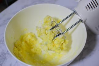 先用电动打蛋器搅拌两下