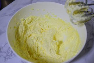 再启动电动打蛋器，打发至蓬松变白