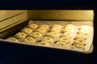 烤箱预热170度，中层烤20-25分钟