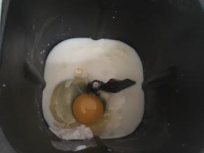 面包机里放入鸡蛋、盐、糖粉、奶粉、纯牛奶