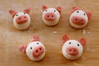 嘻嘻、萌哒哒的小猪黑芝麻汤圆就全做好了、记住、刚才中一定要盖上保鲜膜、以防面团干皮