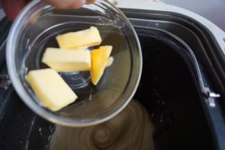 待面团揉至光滑时倒入切小块的黄油