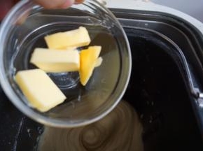 待面团揉至光滑时倒入切小块的黄油