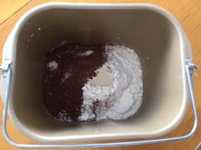 将黄油以上的全部材料放入面包，和面20分钟