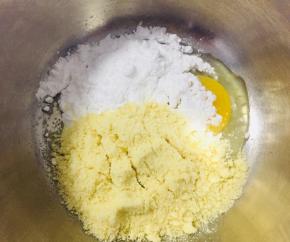 杏仁粉、全蛋液和25克糖粉混合，用手抽搅打均匀备用