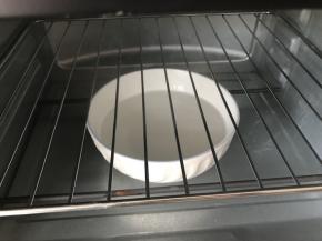 烤箱底层放上一碗开水，以发酵保湿保温作用