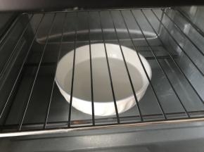 烤箱底层放上一碗开水，以发酵保湿保温作用