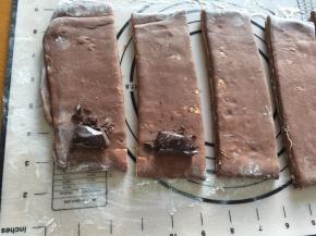 擀成长方形，切成5片，将巧克力放在下面，从下向上卷起