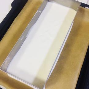 拌好的面糊倒入模具中，送入预热好的烤箱200度8-10分钟。烤熟后取出晾凉切成两片