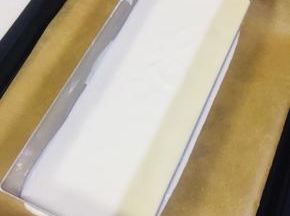 拌好的面糊倒入模具中，送入预热好的烤箱200度8-10分钟。烤熟后取出晾凉切成两片